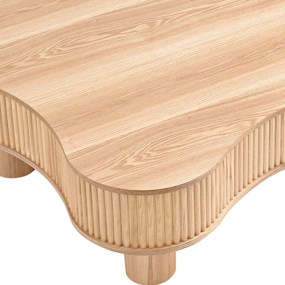 Eckansicht des Design-Sofatisches mit feiner Holzmaserung und gerillter Umrandung – Olcian