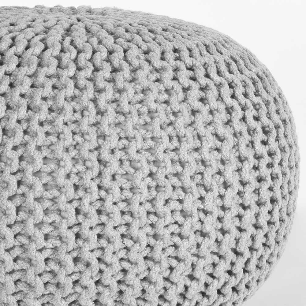 Grobe Stricktextur des hellgrauen Sitzhockers aus Strickstoff – Udjaca