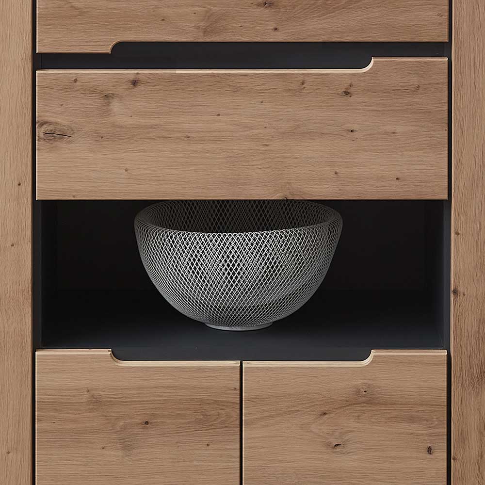 Mittleres Segment des Highboards mit offener Nische, Holzschubladen und einer filigranen Dekoschale – Kuetra