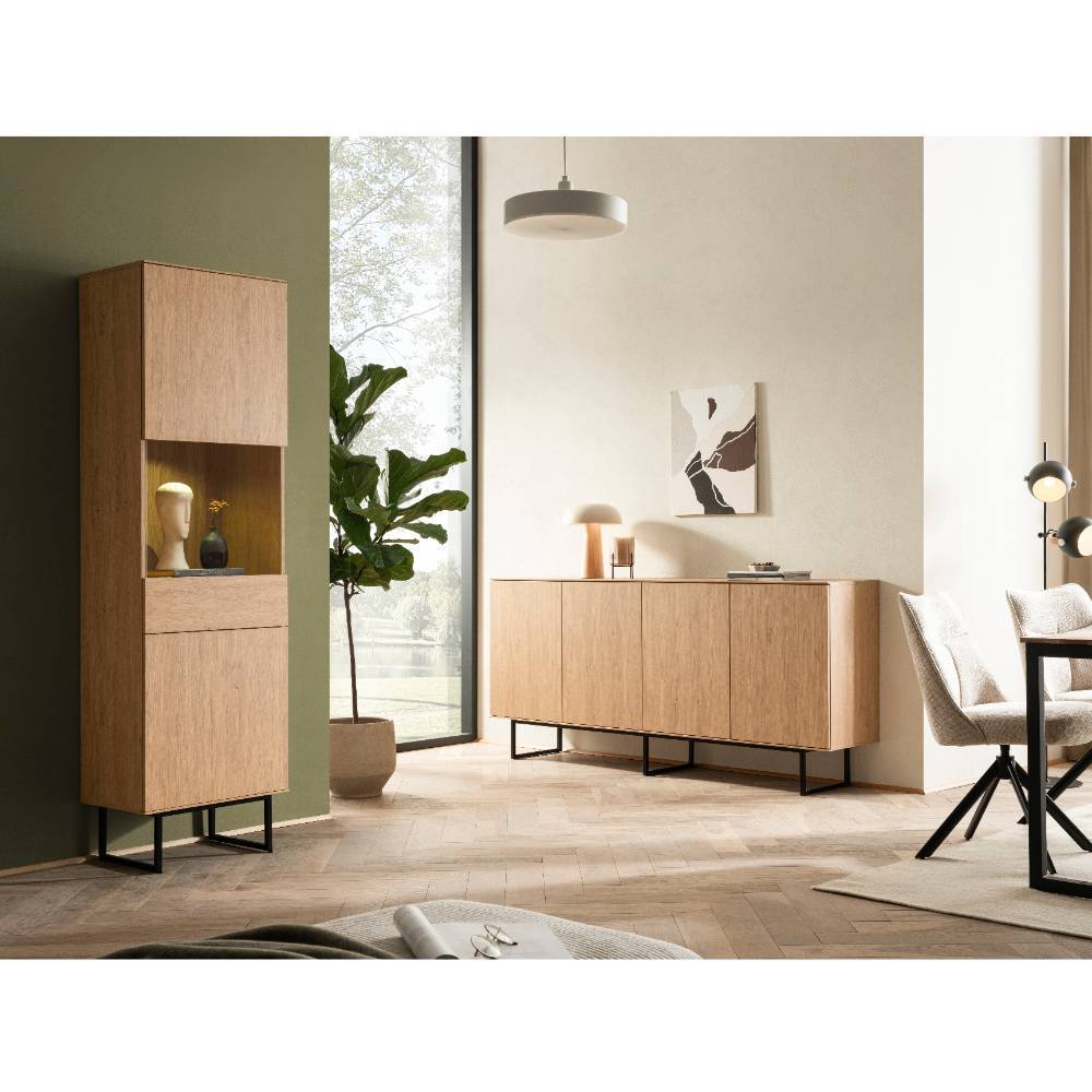Vitrine in Eiche Stone Holzoptik im modernen Wohnzimmer neben passendem Sideboard – Jaskin