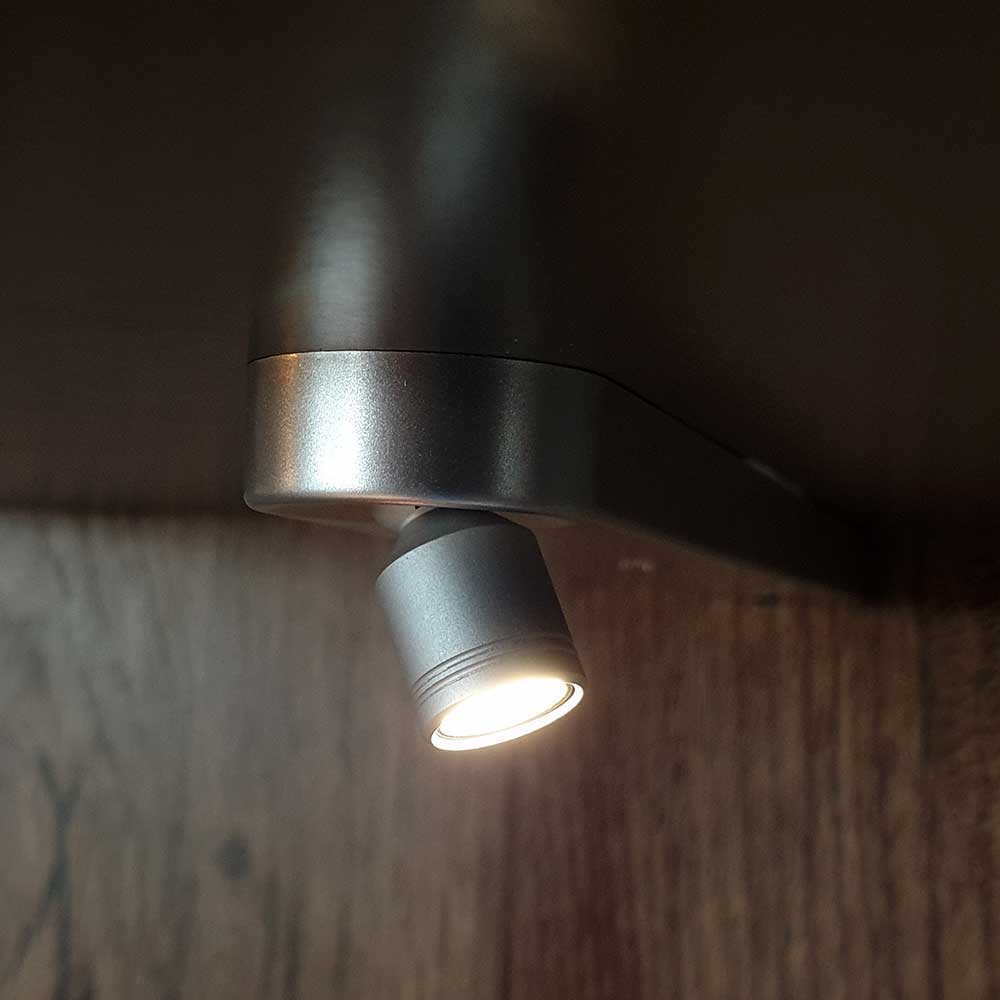 Eingebauter LED-Spot zur Beleuchtung des Highboards im Wohnzimmer – Xindus