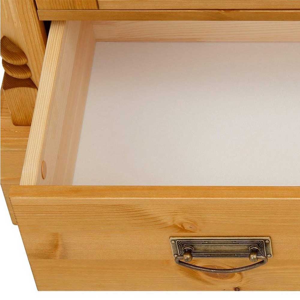 Geöffnete Schublade des Landhaus Highboards mit weißem Einlegeboden für zusätzlichen Schutz – Fausanda