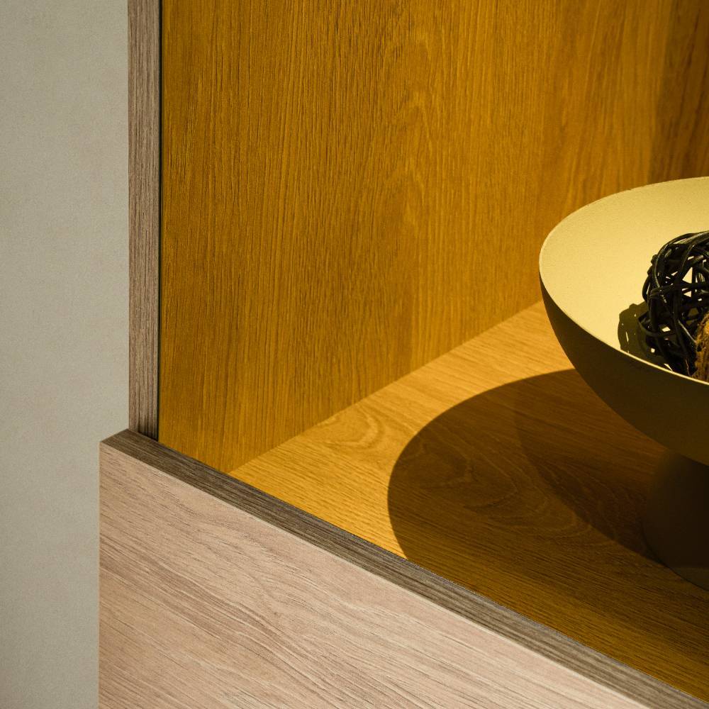 Beleuchtetes Glasfach mit Rückwand in Eiche Stone Holzoptik, ideal für Dekorationen – Jaskin