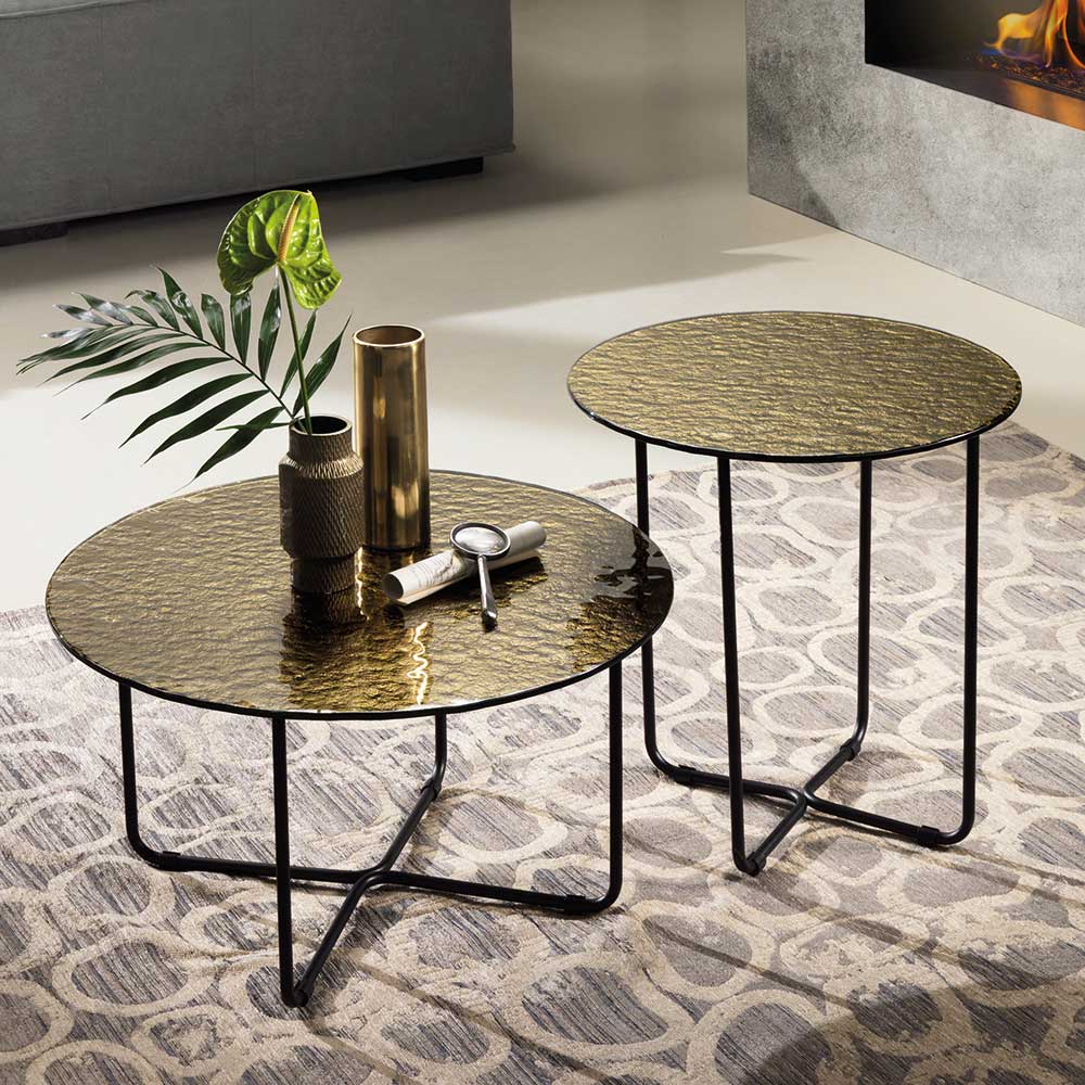 Runder Couchtisch mit goldfarbener Strukturglasplatte auf elegantem schwarzen Metallgestell – Jacintas
