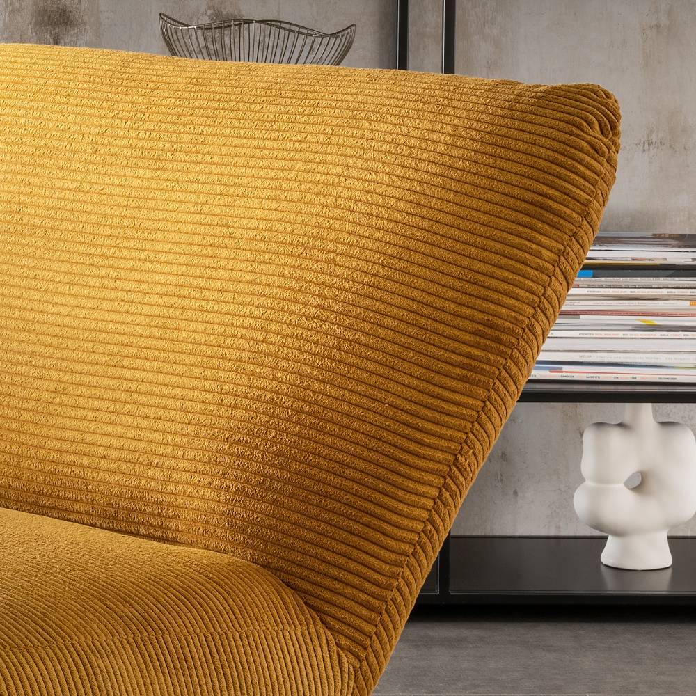 Rückenlehne des gelben Cordsessels, gemütlicher Cordbezug und ergonomisches Design – Bostan