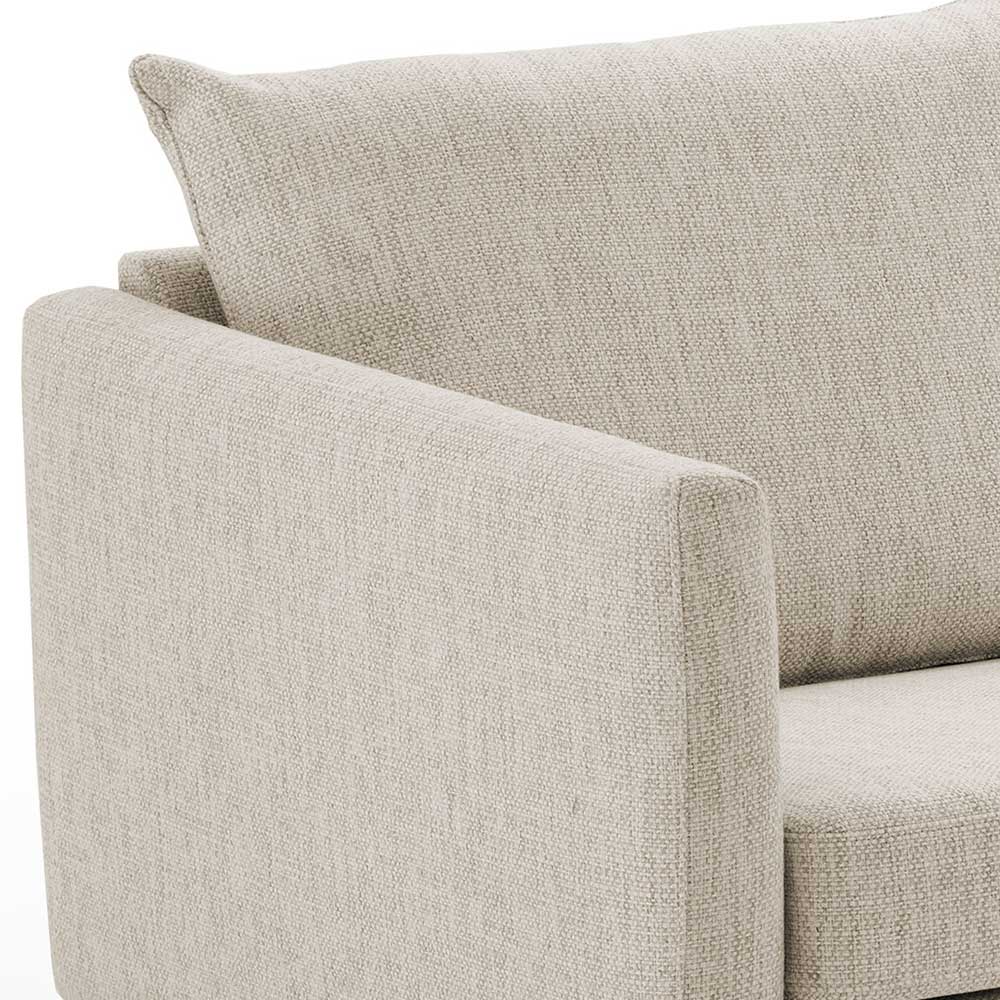 Armlehne und Rückenlehne des cremefarbenen Sofas mit feiner Stoffstruktur – Bentema