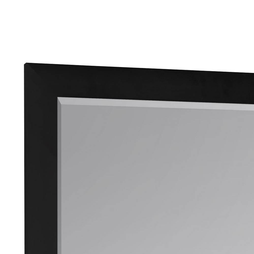 Schwarzer Spiegel mit schlankem Aluminiumrahmen und elegantem Facettenschliff Detail – Maior