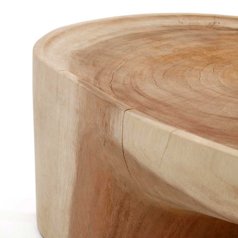 Naturbelassene Oberfläche des Mungur Massivholz Couchtisches mit sichtbarer Holzstruktur und Rissen – Stanza