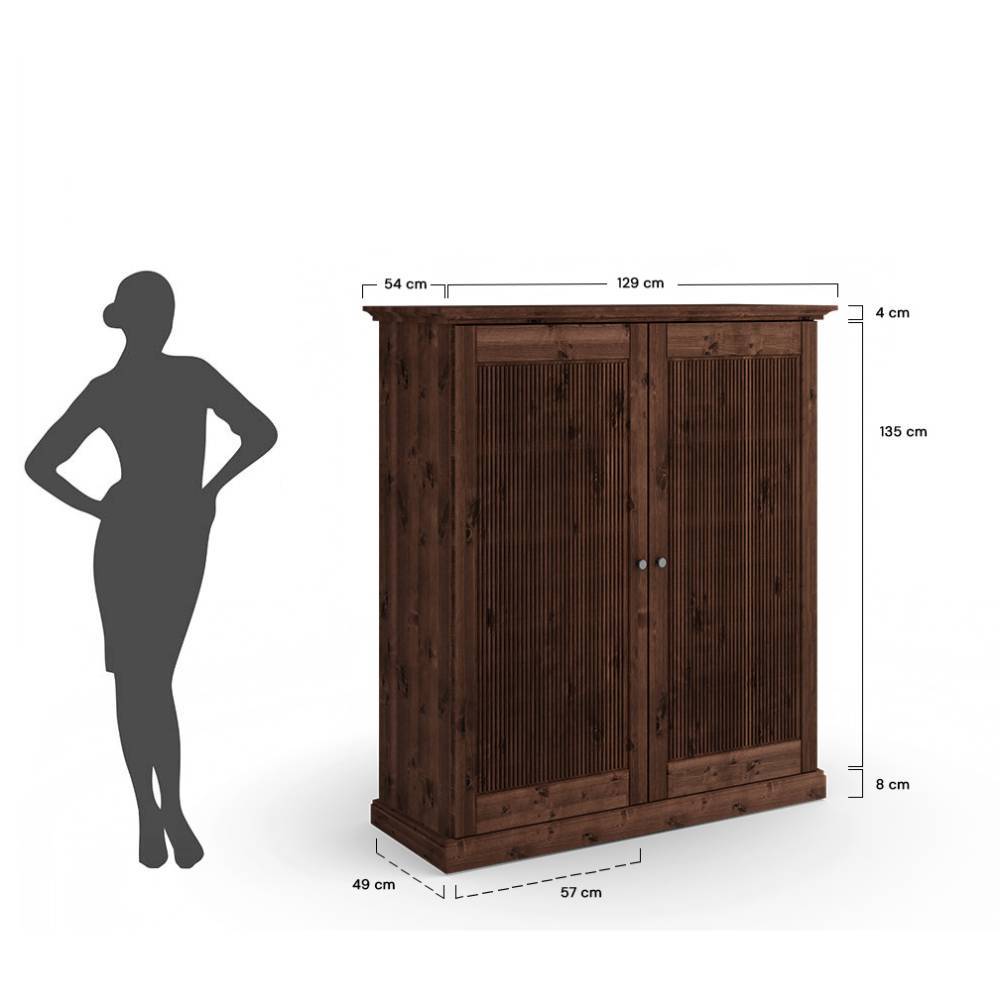 Dunkelbrauner Kleiderschrank aus Holz im Modern-Country-Style mit Maßen und Personenvergleich – Nauizia