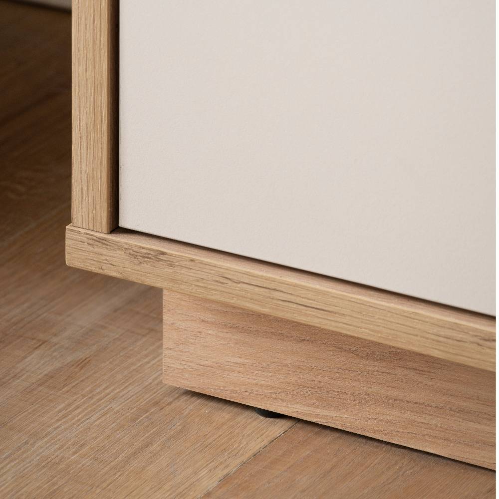 Unterer Sockelbereich des hellgrauen Sideboards mit Holzfuß und Boden – Spain