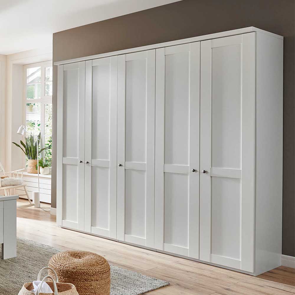 Großer weißer Kleiderschrank mit sechs Türen im Landhausstil für das Schlafzimmer – Flinn