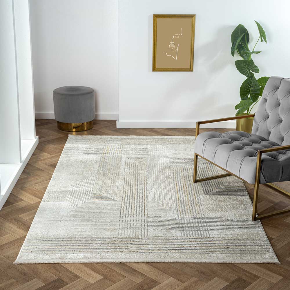Rechteckiger Teppich in Creme und Hellgrau mit geometrischem Design im eleganten Wohnzimmer – Sascora
