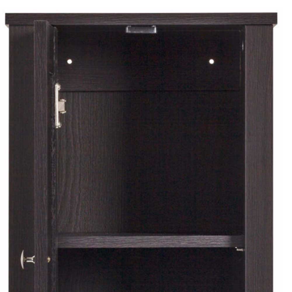 Geöffneter Badschrank in dunkler Wenge-Optik mit sichtbaren Scharnieren und einem Einlegeboden – Vodrada