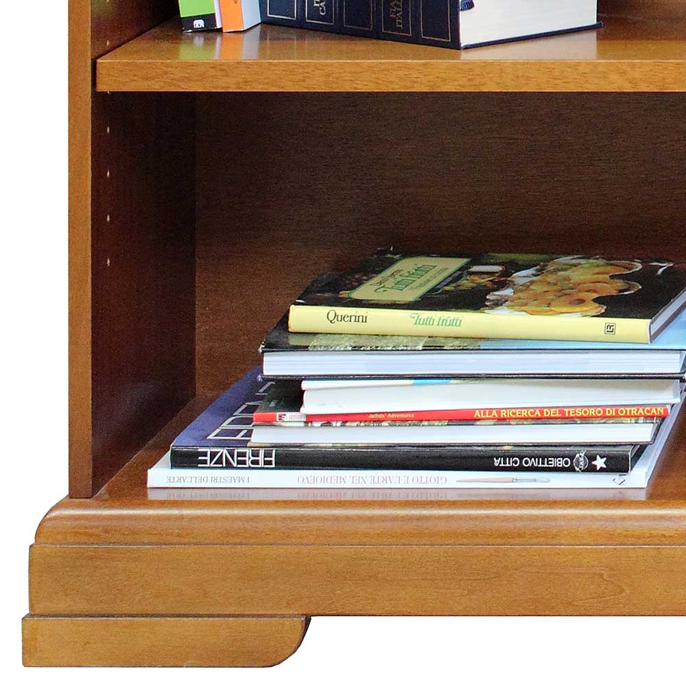 Unteres Fach vom eleganten Regal in Nussbaum Braun mit Büchern – Kimms