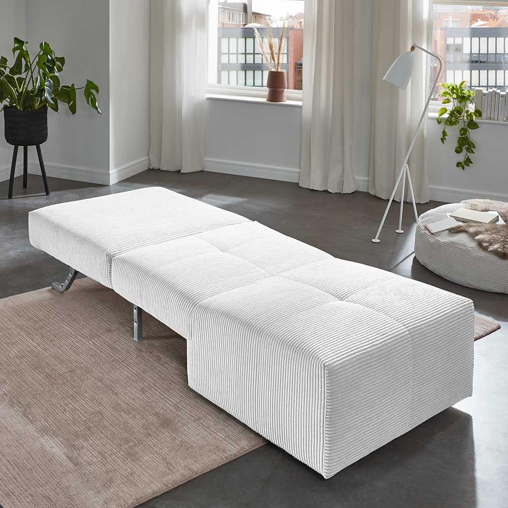 Weißer Cord Sessel mit Schlaffunktion ausgeklappt als Liege im Wohnzimmer – Rubrion