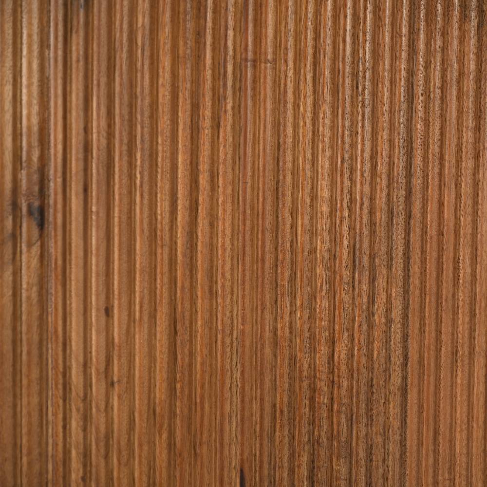 Nahaufnahme der geriffelten Oberfläche des massiven Holz-Tischfußes – Galadira