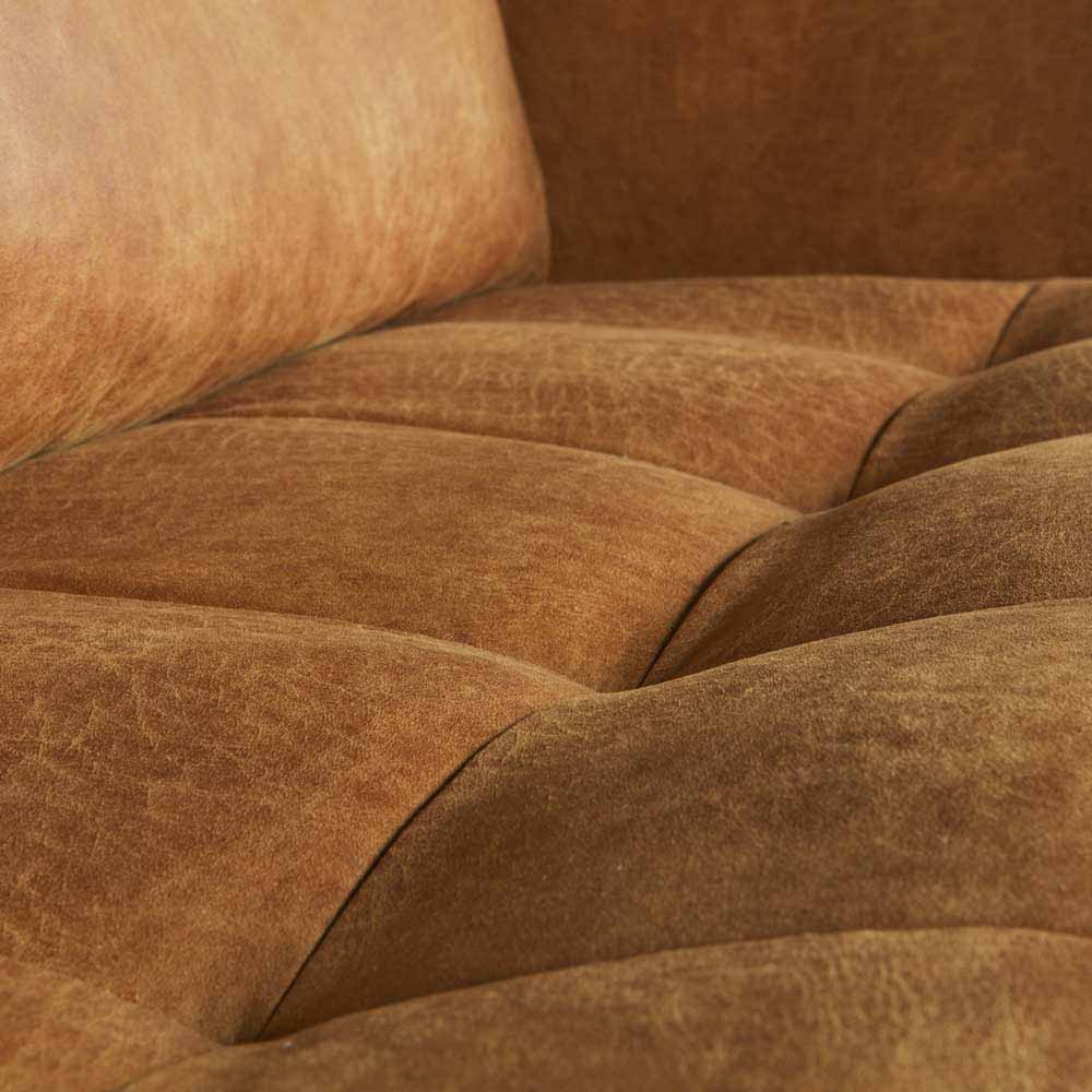 Detaillierte Textur der geknöpften Sitzfläche des cognacbraunen Recycling Leder Sofas – Kienta