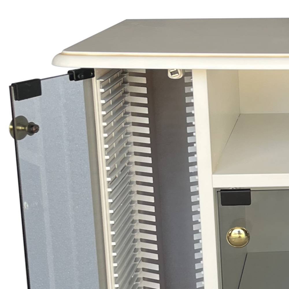 Detail der geöffneten Glastür des Medienschranks mit integriertem CD-Rack und Goldgriff – Kopenhagen