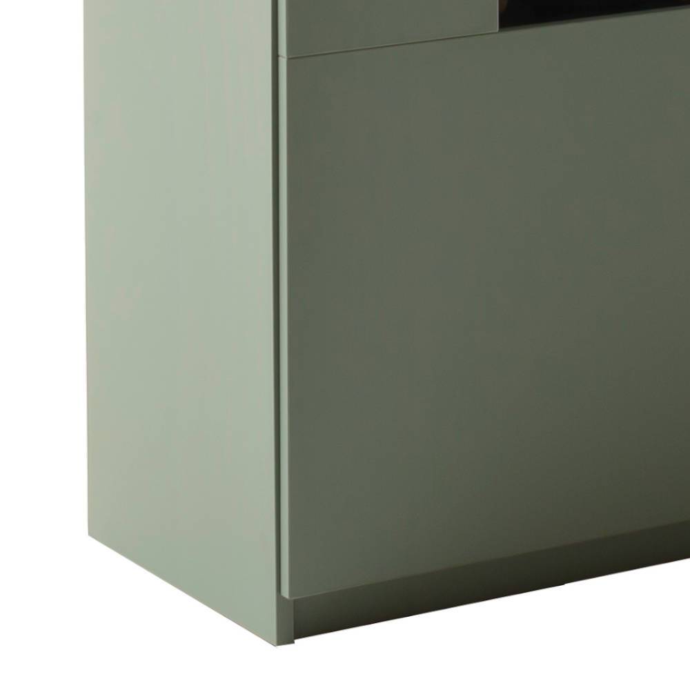 Untere Ecke der Schrankvitrine mit Sockel in matter Graugrün-Lackierung – Kwin