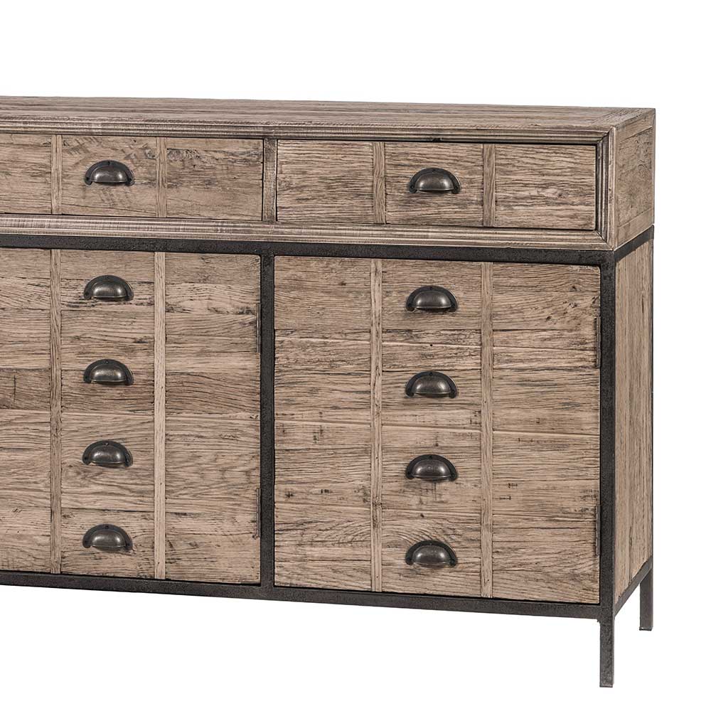 Vintage Sideboard aus Altholz mit Schubladen und dunklen Metallgriffen für das Esszimmer – Uvolph