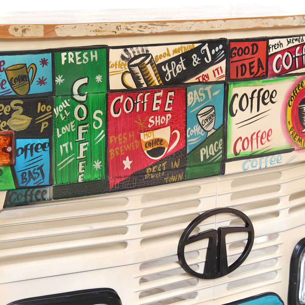 LKW Bar Theke Nahaufnahme der bunten Coffee-Schilder und handgemalten Details – Umbrosin