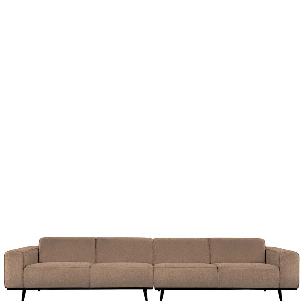 Lange braune 4-Sitzer Couch mit robustem Stoffbezug und schwarzen Füßen – Auray