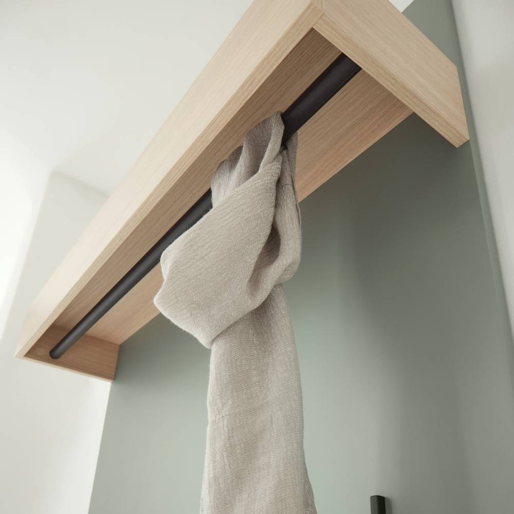 Garderobenablage aus hellem Holz mit schwarzer Kleiderstange und beigem Schal – Socotta