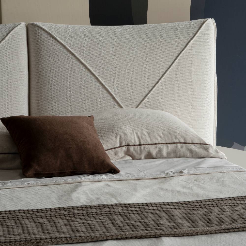 Voll ausgestattetes Polsterbett in Beige - Hinnavaron