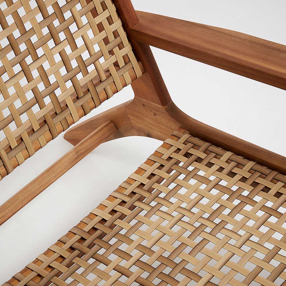 Rattan Geflecht Detailansicht mit Akazienholzrahmen und Flechtmuster für Sitzmöbel – Foglia