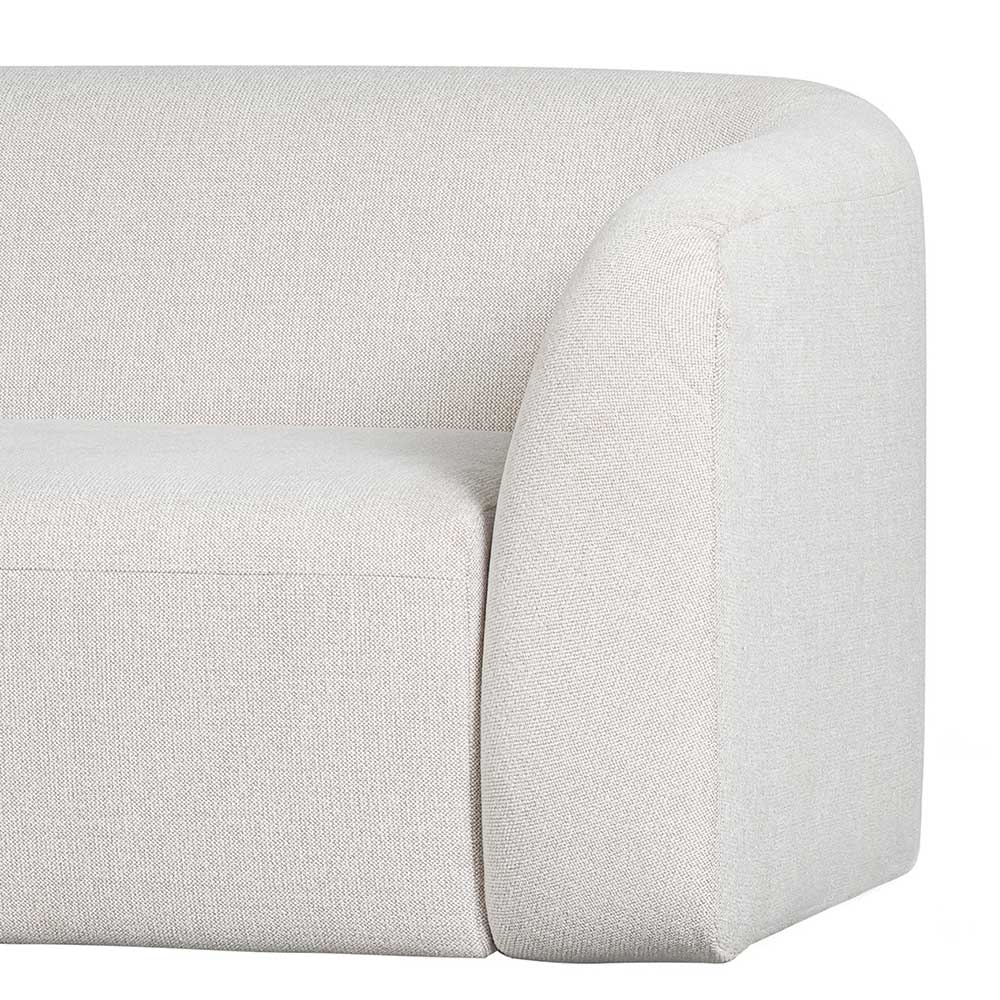 Abgerundete Armlehne und Sitzfläche des Chenille Sofas in Cremefarbe – Prishcia
