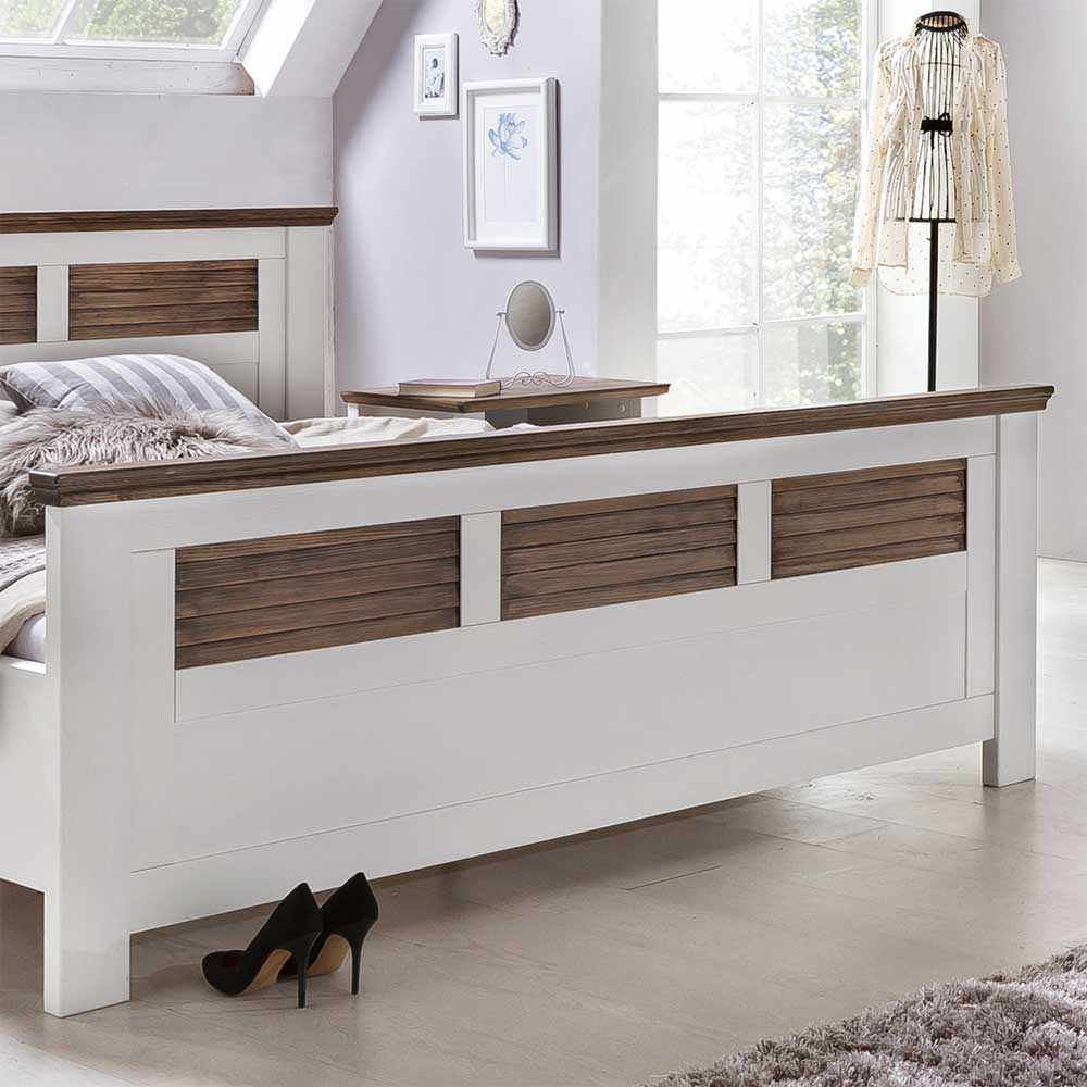 Elegantes Landhaus Doppelbett in Weiß-Braun mit strukturierten Holzelementen am Rahmen – Dubanos