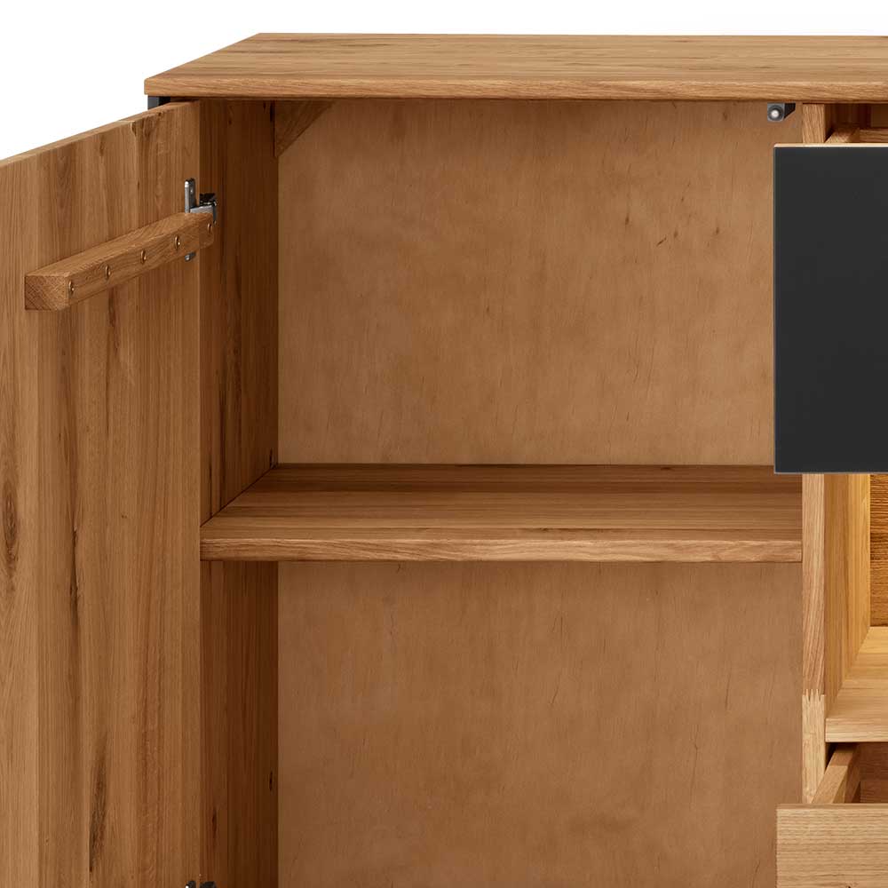 Geöffnetes Schrankfach des Sideboards mit einem Einlegeboden aus hellem Eichenholz – Viligrana