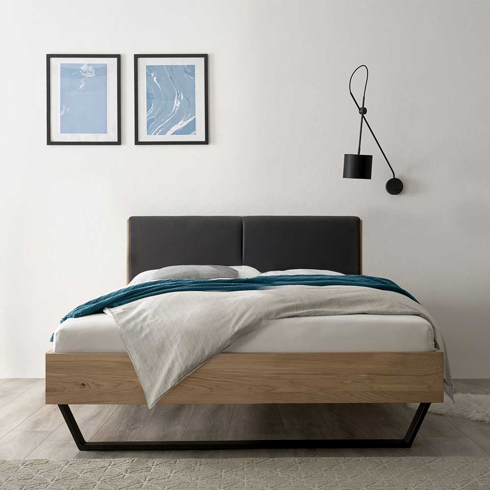 Kufen-Bett 140x200 mit Eichenholzrahmen und dunklem Polsterkopfteil – Losiamos