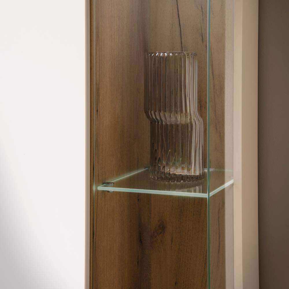 Detailaufnahme des Vitrinen-Innenraums mit Glaseinlegeboden und Holzoptik – Acke