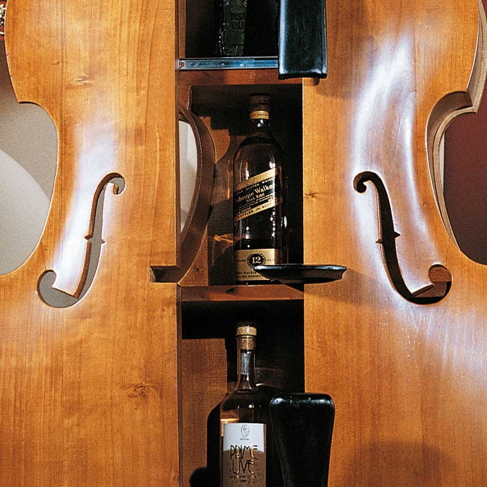 Barschrank in Kontrabassform offen mit zwei Flaschenfächern aus Holz – Coloniada