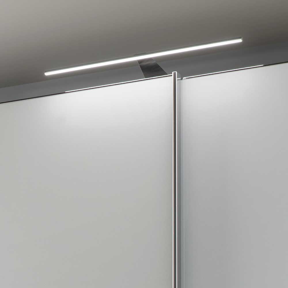 Oberer Bereich des Kleiderschranks mit integrierter LED-Beleuchtung und glänzenden Schiebetüren – Pascan