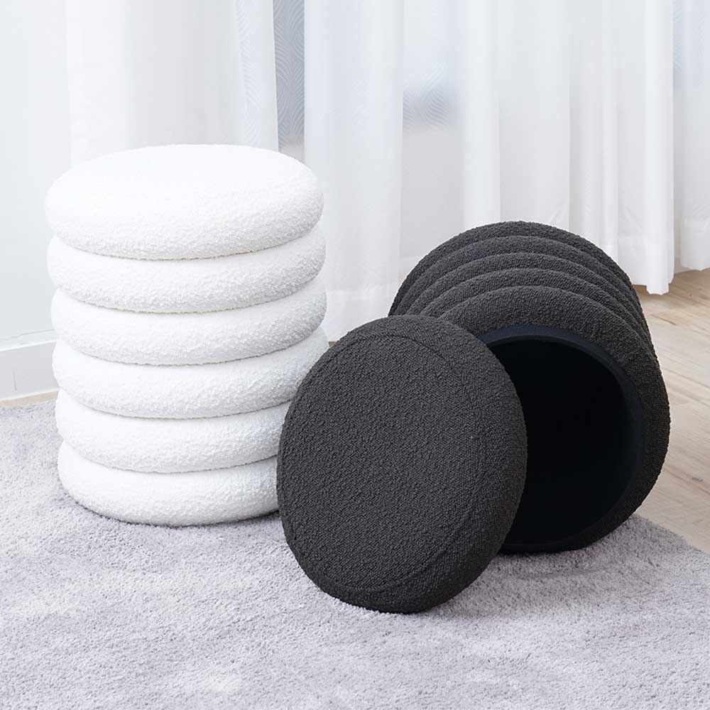 Stapelbare weiße und schwarze runde Boucle Hocker mit Stauraum auf grauem Teppich – Francara