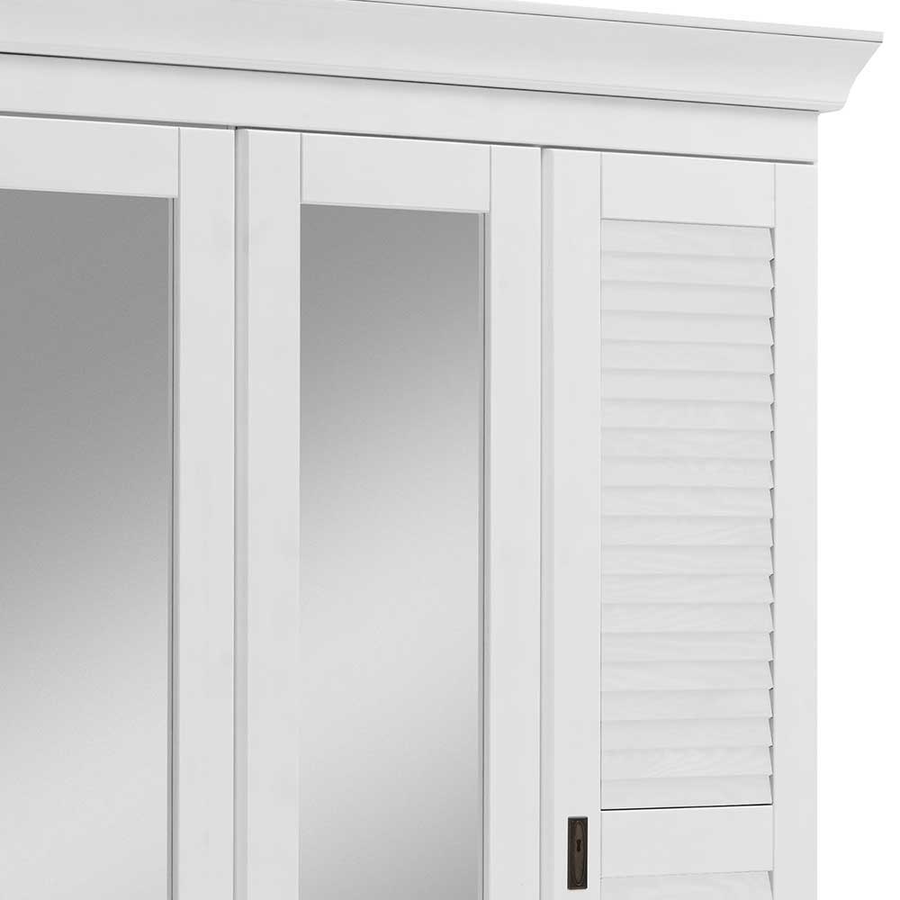 Oberer Detailbereich des weißen Kleiderschranks mit Kranzleiste, Lamellen- und Spiegeltüren im Landhauslook – Mira