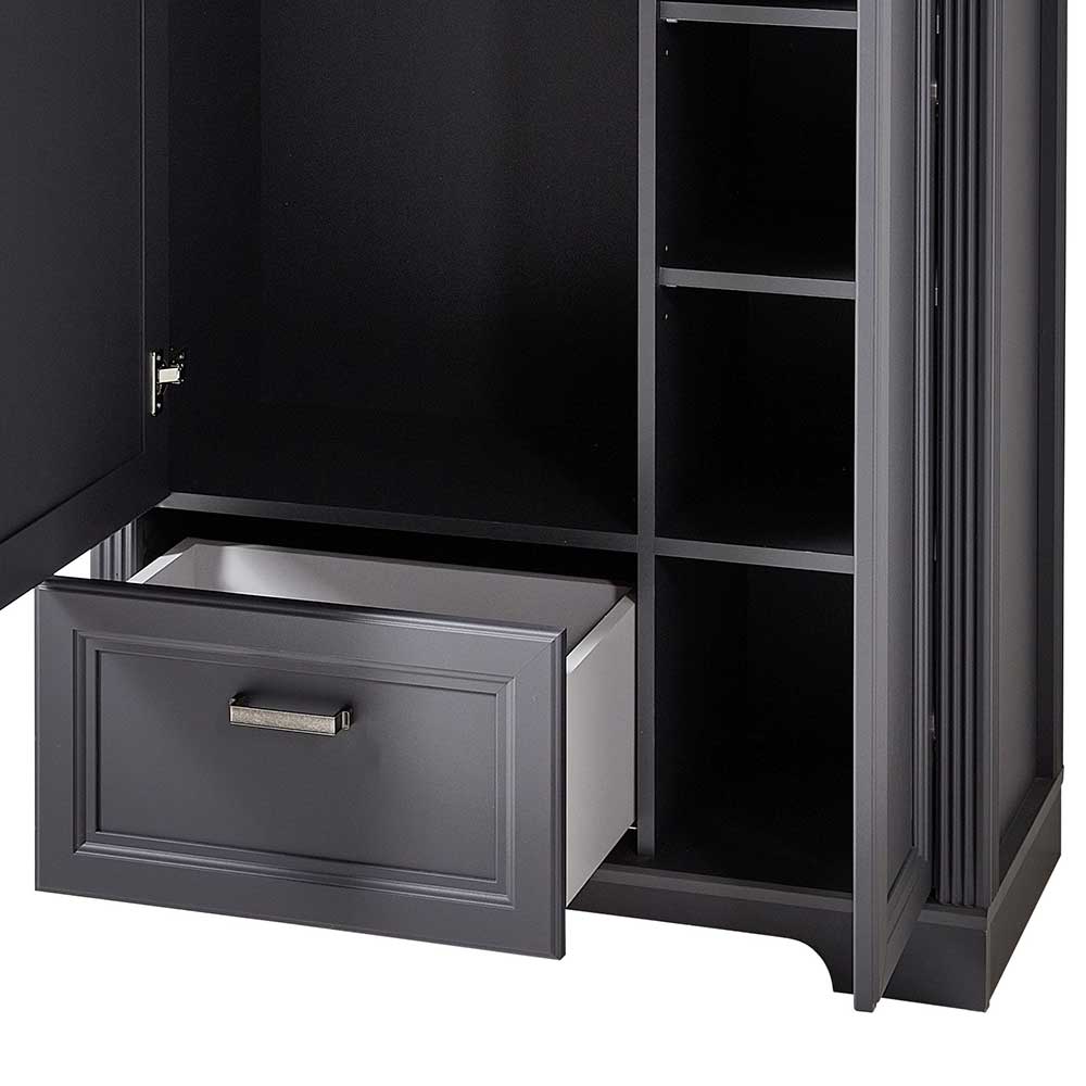 Offene Schublade und untere Regalfächer im Landhaus Garderobenschrank – Thumbs