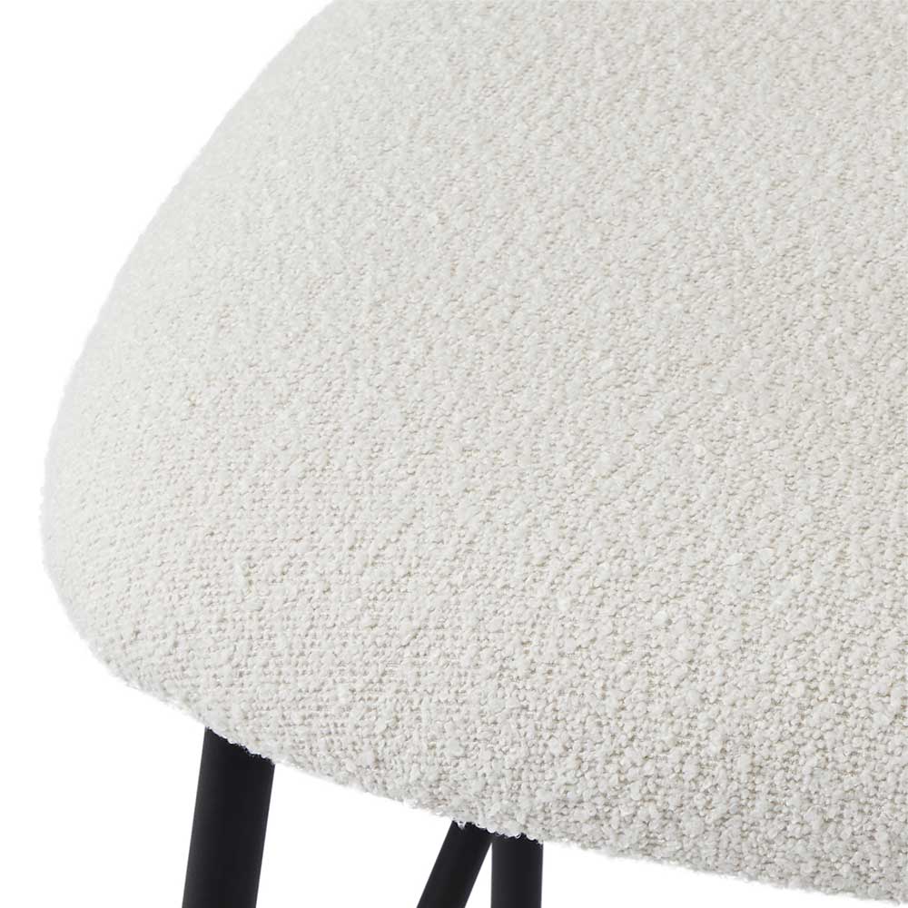 Nahaufnahme der gemütlichen cremeweißen Bouclé-Sitzfläche des Barstuhls – Bean