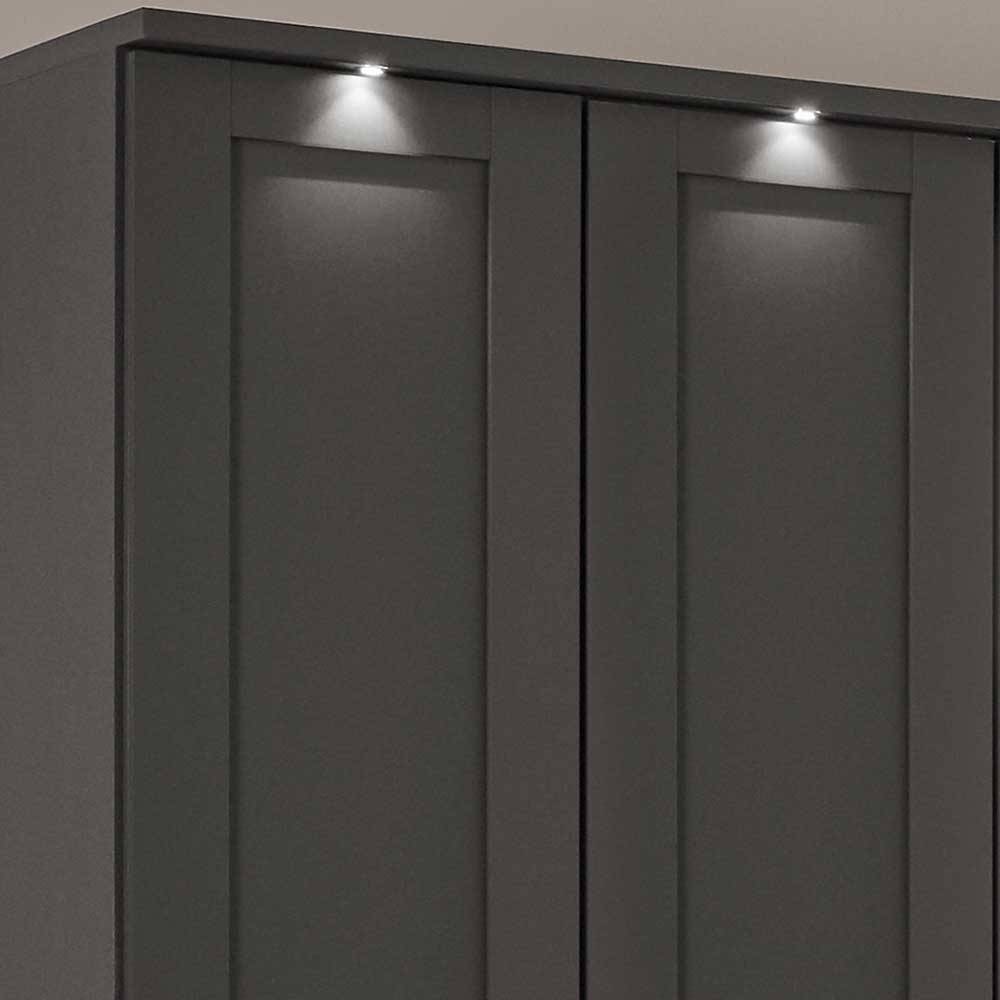 Oberer Bereich des Kleiderschranks mit integrierter LED-Beleuchtung für optimales Licht – Mataram