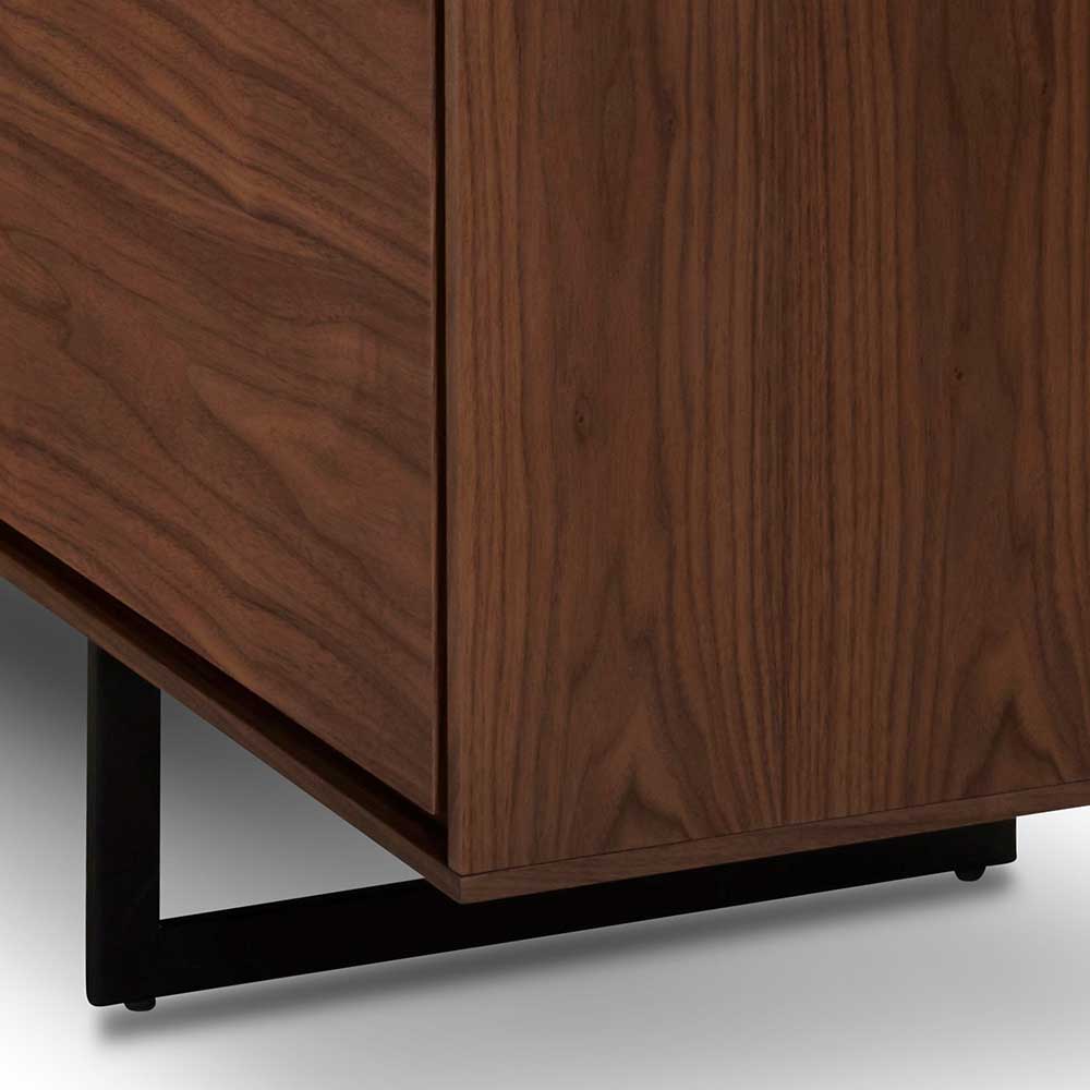 Schwarzes Metall-Bügelgestell als stabiler Unterbau des dunklen Holz-Sideboards – Frenanda