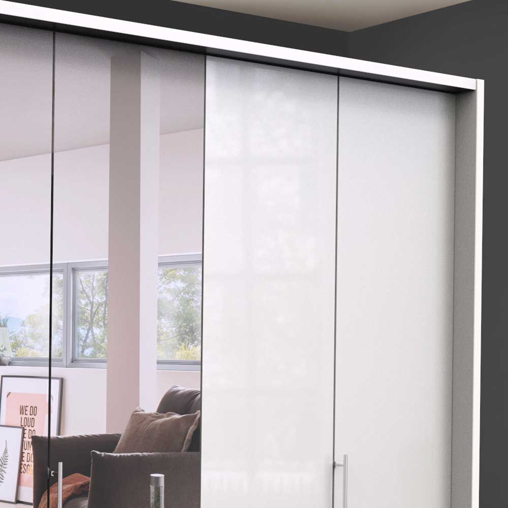 Glänzende Spiegeltüren des modernen Schlafzimmer Schranks, Detailansicht der Oberfläche – Dolienca