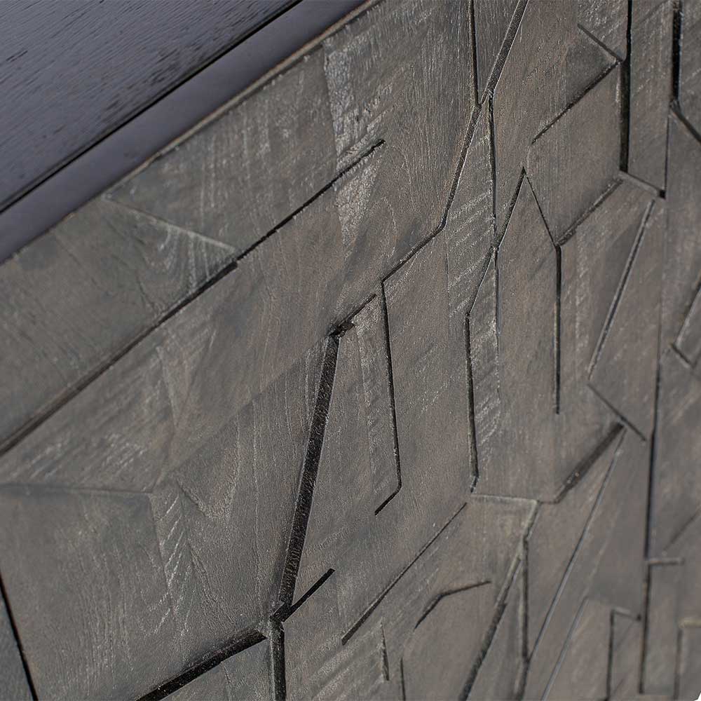 Schwarzes Sideboard, Nahaufnahme der geometrischen Schnitzereien auf der Front – Eiken