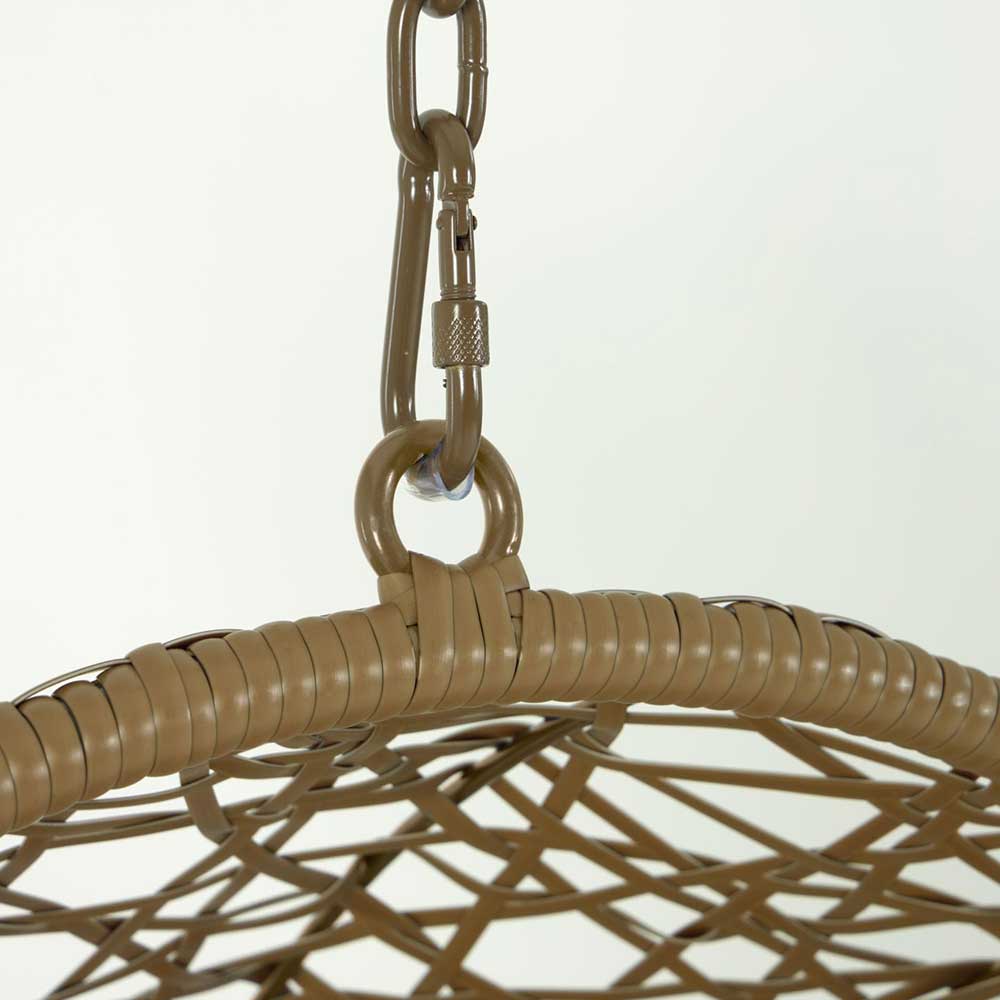 Robuste Aufhängung mit Kette und Karabiner des Hängesessels aus braunem Kunstrattan – Abell