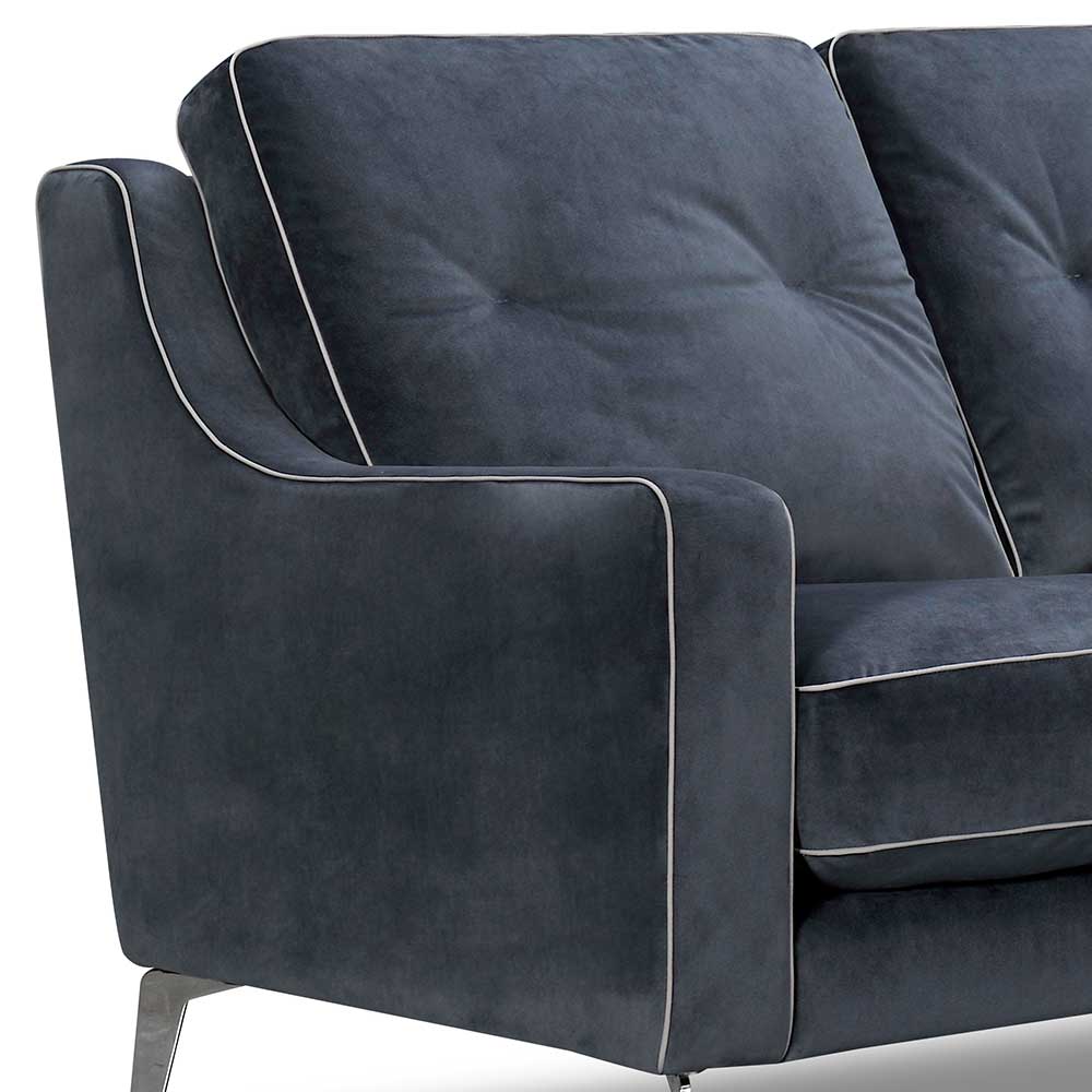Armlehne und Seitenprofil des blauen Samtsofas mit elegantem Zierkeder und Metallfüßen – Sesedra