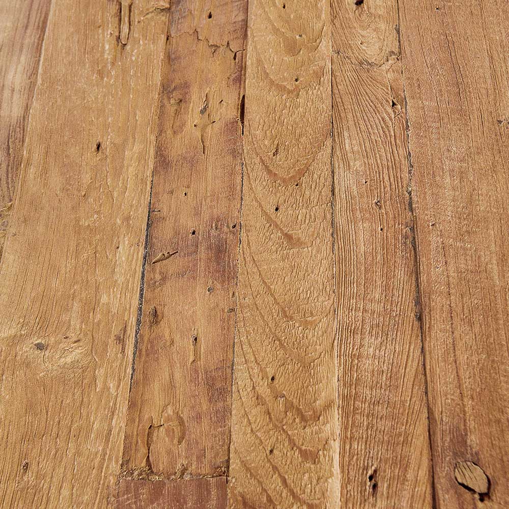 Detail der natürlichen Holzmaserung und rustikalen Oberfläche des Teak Altholzes – Ragista