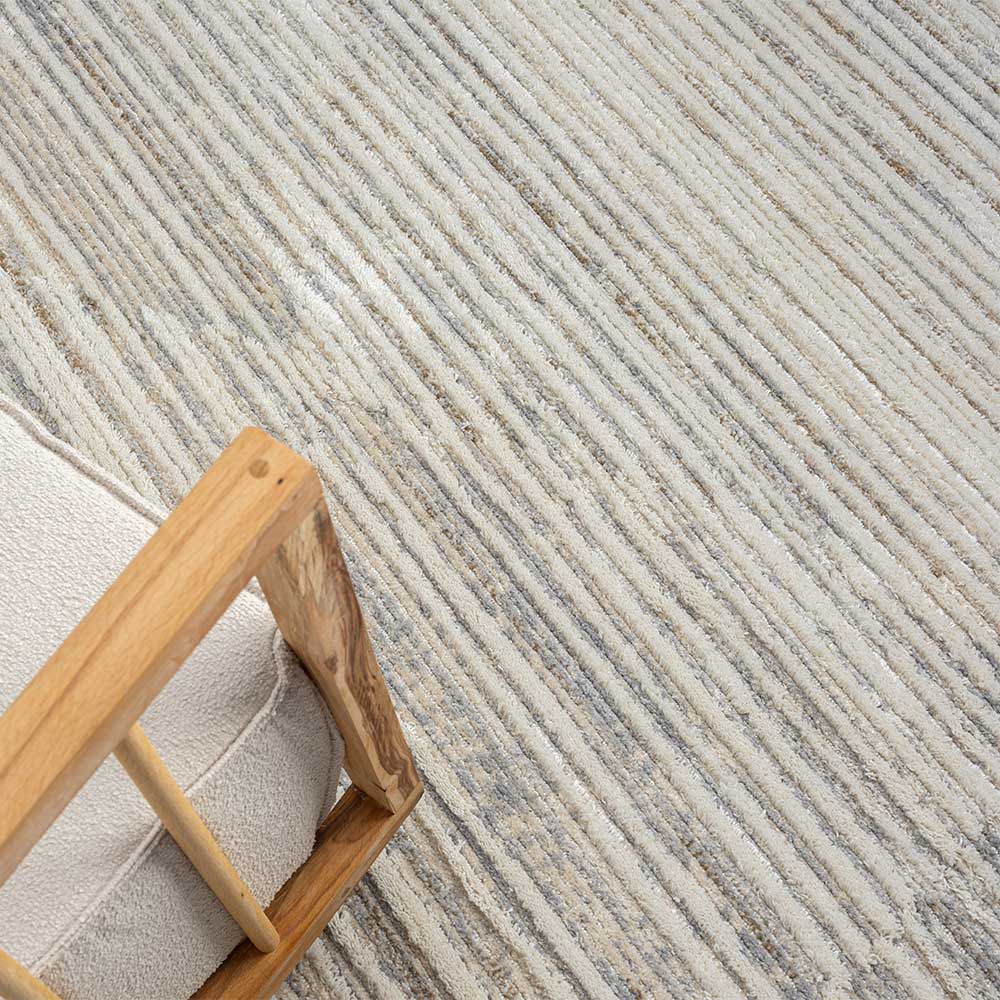 Gewebter Teppich mit dezenten hellgrauen Streifen und warmer Textur – Maico