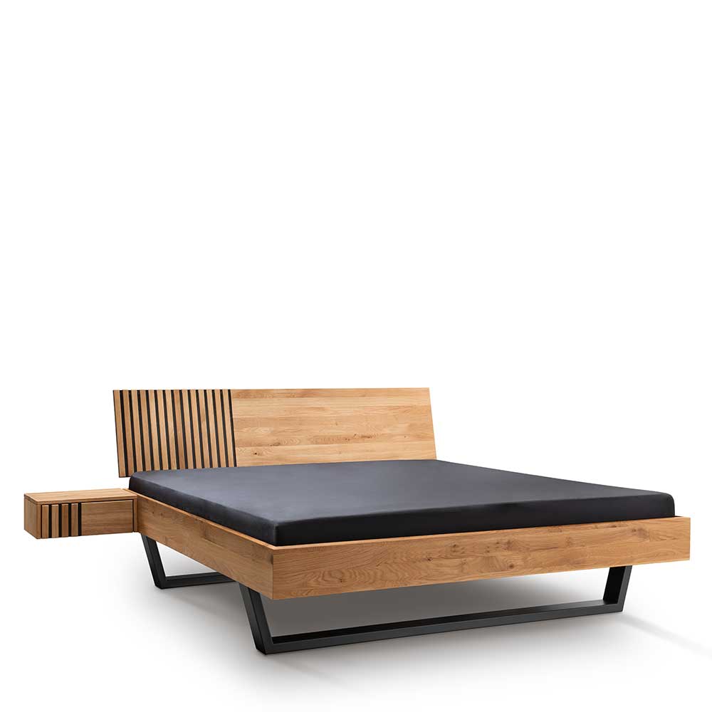 Wildeiche Bett 140x200 mit schwarzer Matratze, Latten-Kopfteil und Nachtkonsole auf Metallkufen – Manarola