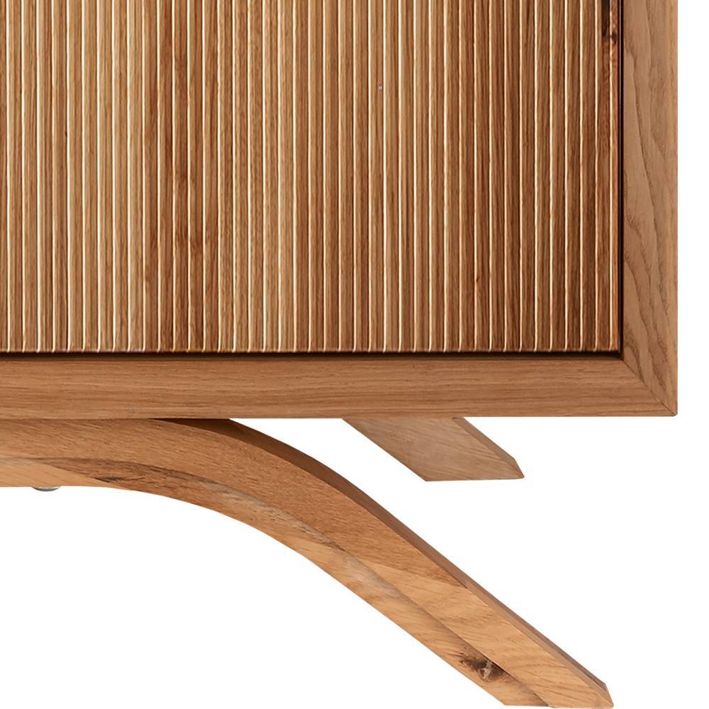 Detail der geriffelten Front und des geschwungenen Massivholz-Sockels des Highboards – Fredellia